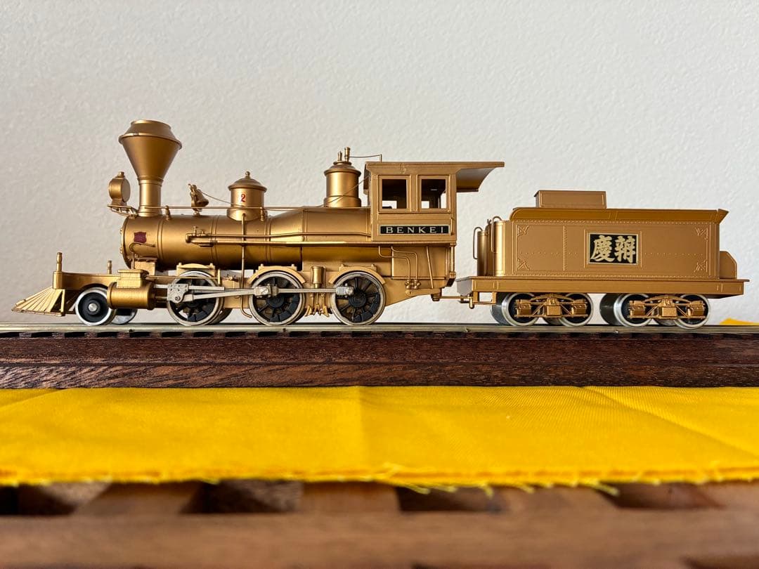 未使用品 弁慶号 蒸気機関車模型 金属製 レール基台・ケース付