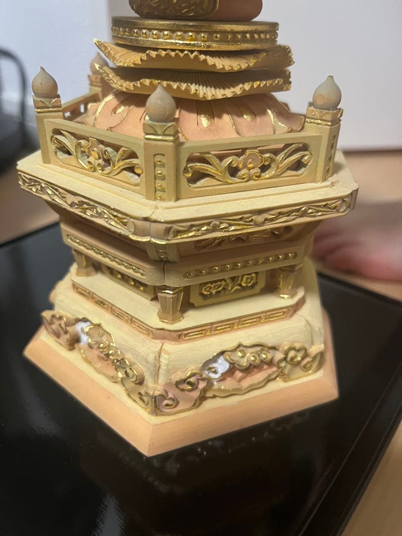 柘植仏像木彫座釈迦六角台座飛天光背切金淡彩アクリルケース付14