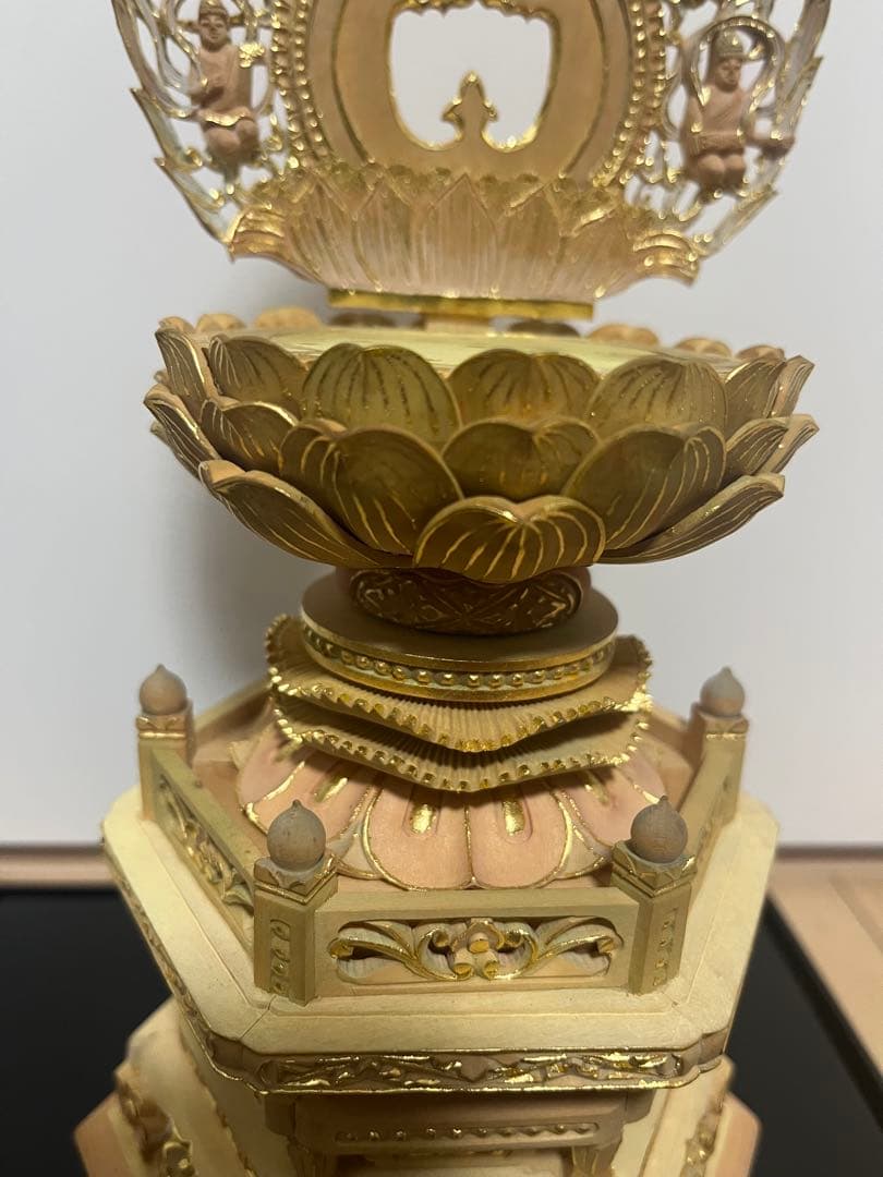 柘植仏像木彫座釈迦六角台座飛天光背切金淡彩アクリルケース付14