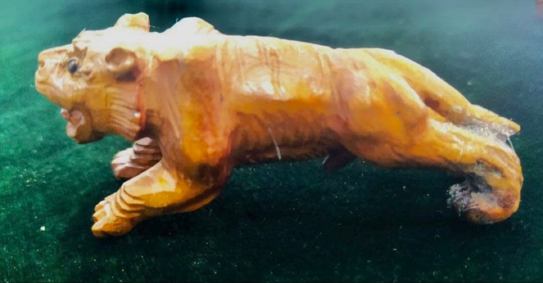 黄楊木の一刀彫り達磨置物。自然木置物。龍置物。黄楊木の一刀彫り虎