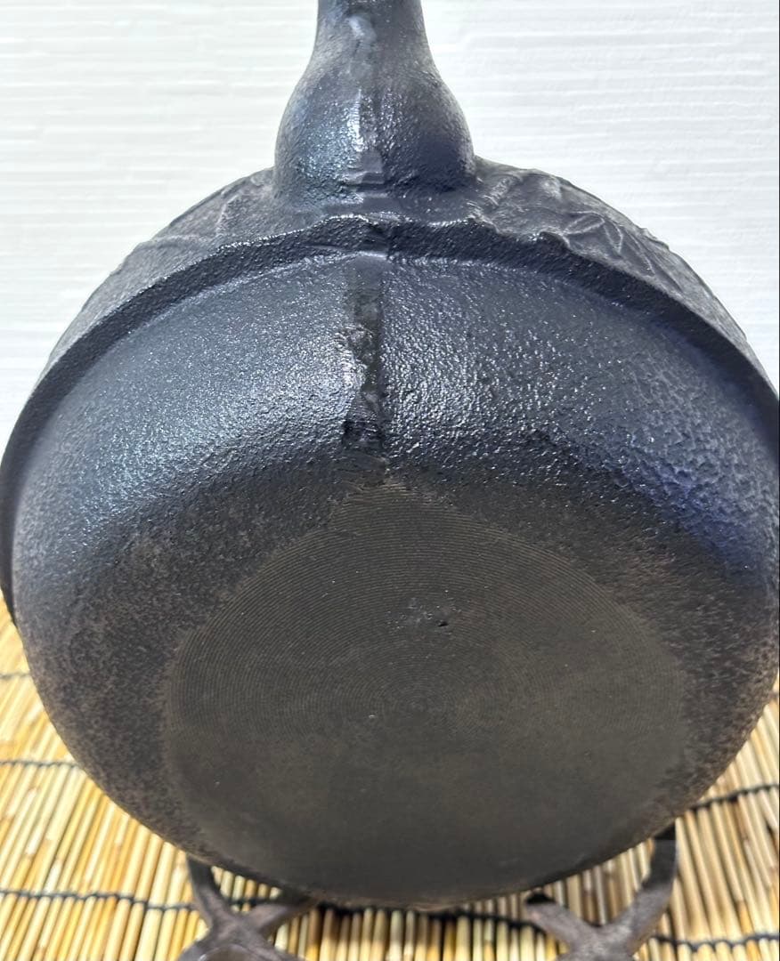 未使用品、付属品付　南部運南堂 鍋元造　松竹梅　２８型　大型鉄瓶　南部鉄瓶