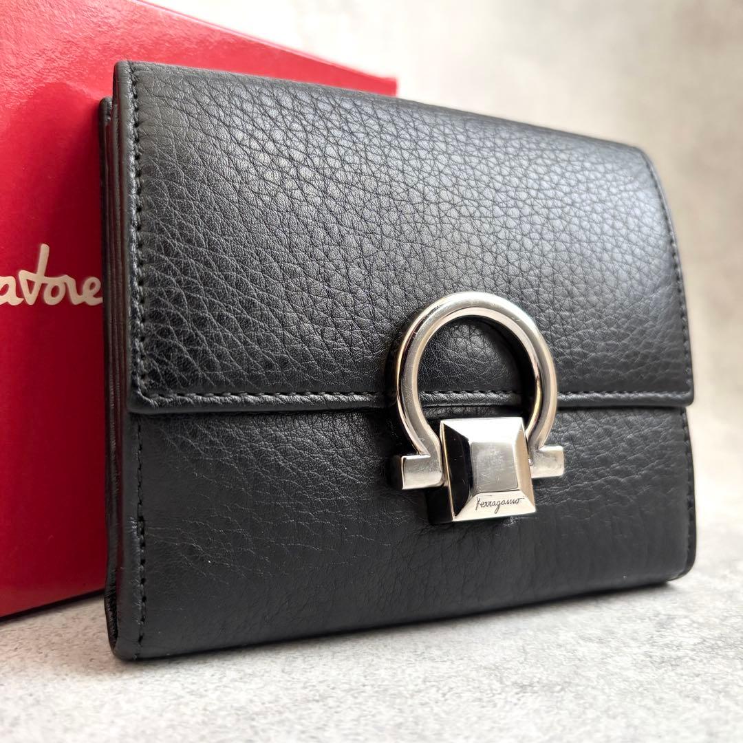 美品】サルヴァトーレフェラガモ 二つ折り財布 ブラック 箱付き - メルカリ