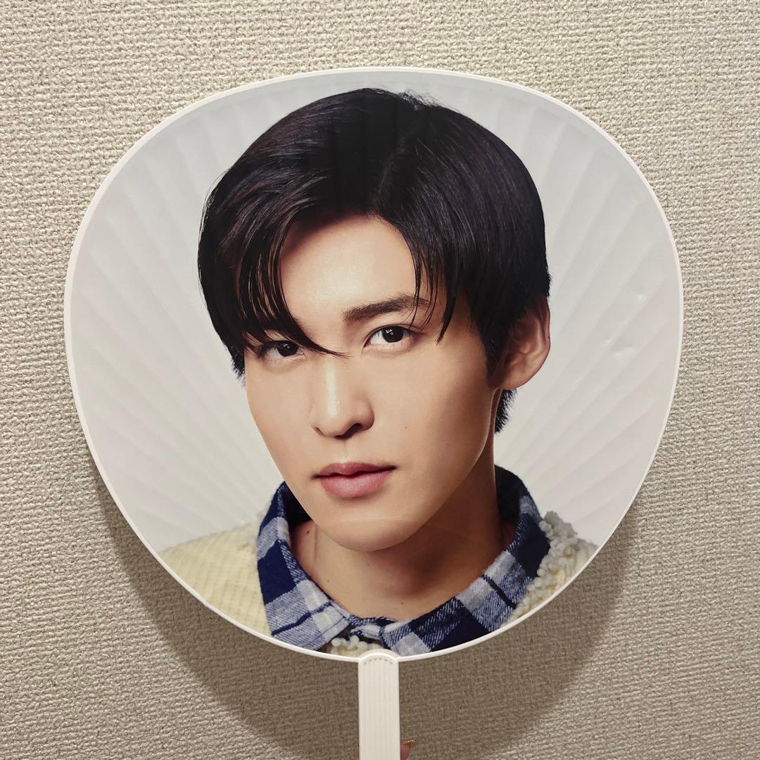 Snow Man LIVE TOUR 2022 うちわ 目黒蓮 - メルカリ