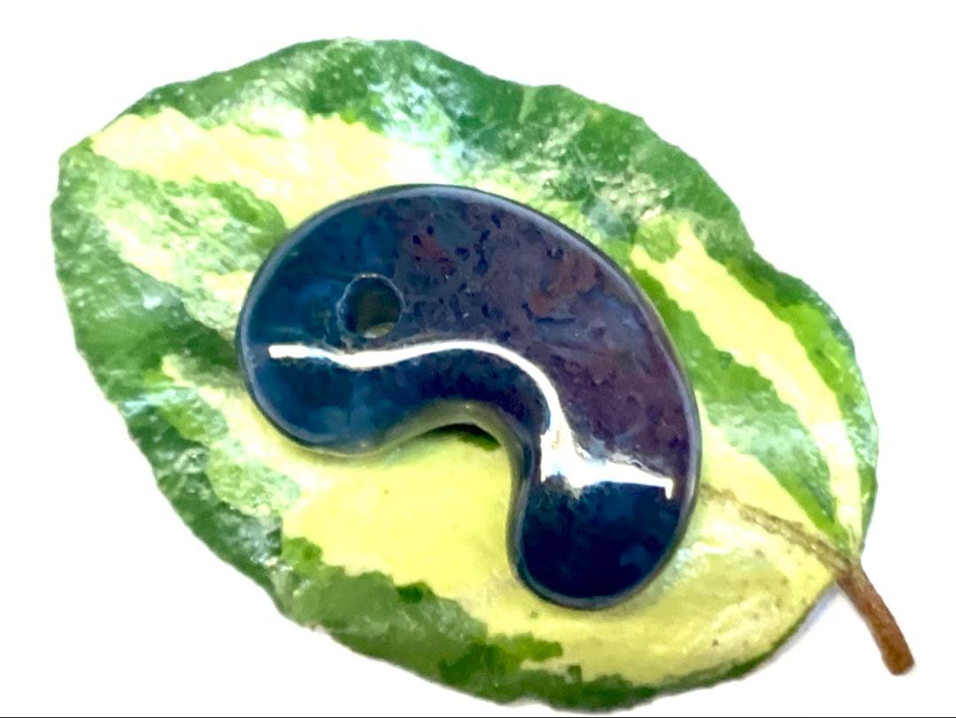 ✳国内の出雲めのう【碧玉】の最高峰勾玉でしょう‼️ 天然石 浮き草文様