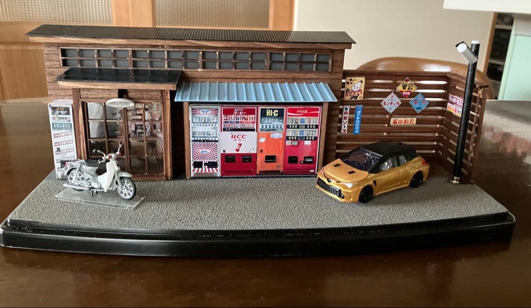 ジオラマ模型昭和レトロゴールドGRカローラ・スーパーカブバイク自動