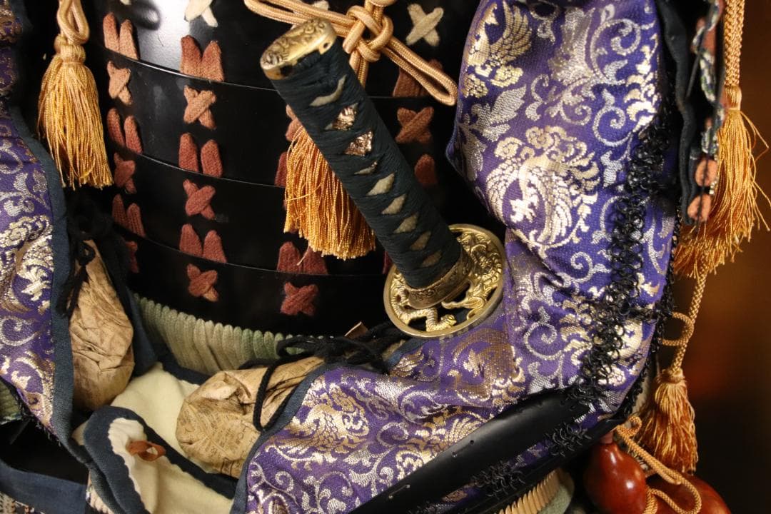 甲冑　具足　黒胴当世素掛 緋縅　鎧櫃付き　等身大　現代鎧　兜　武具　EE002