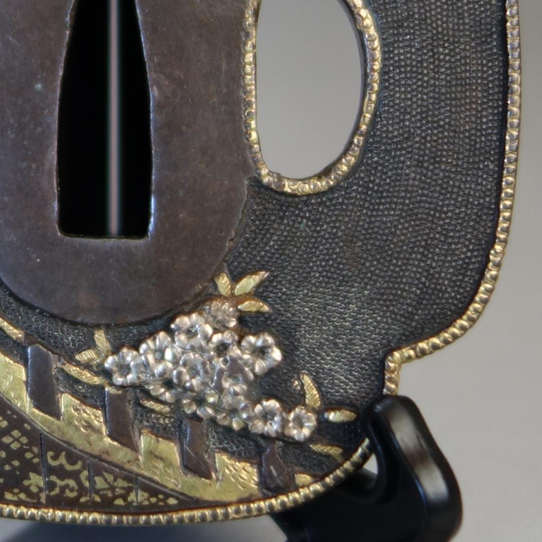 【赤銅魚子地 高肉彫 鍍金銀 桜花見図鍔】(鍔箱付き) 鍔 鐔 刀装具 武具