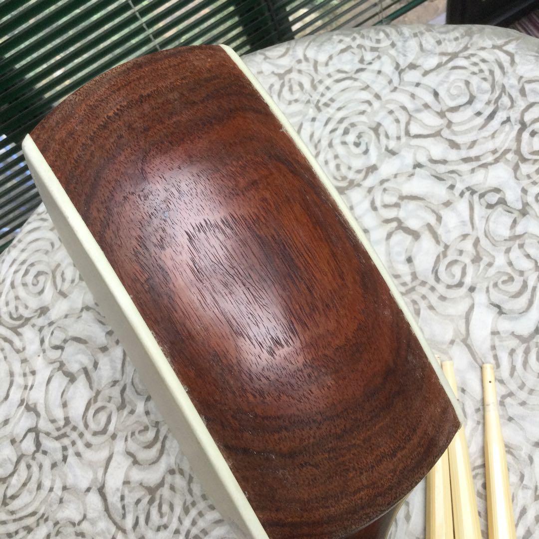 三味線 本体 紫檀材、取手付き、象牙風