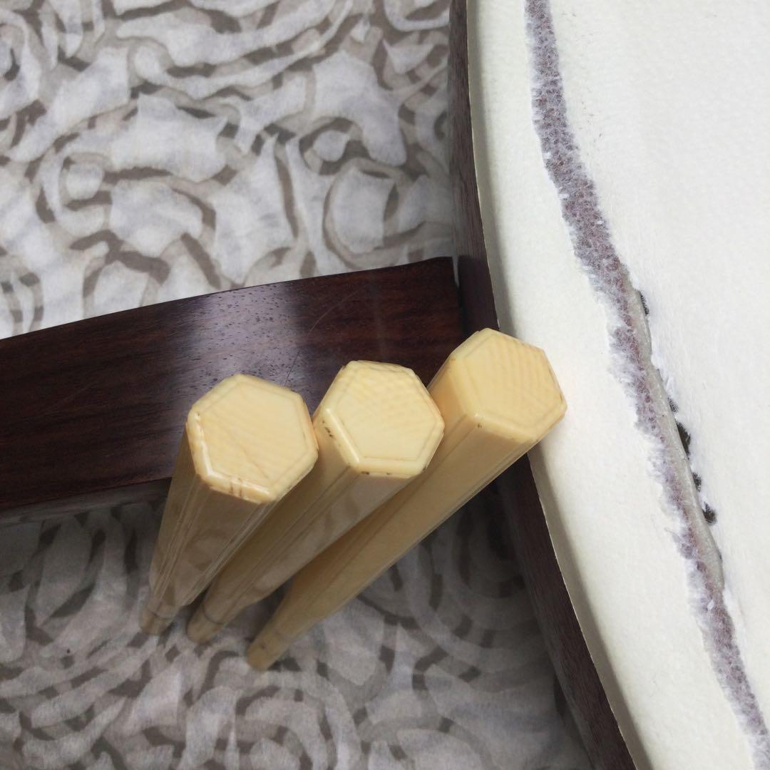 三味線 本体 紫檀材、取手付き、象牙風