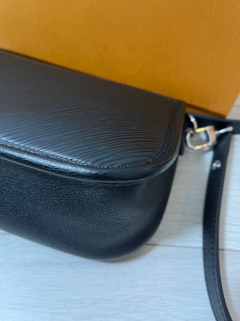 【まるまる】Louis Vuitton ショルダーバッグエピレザー ビュシ