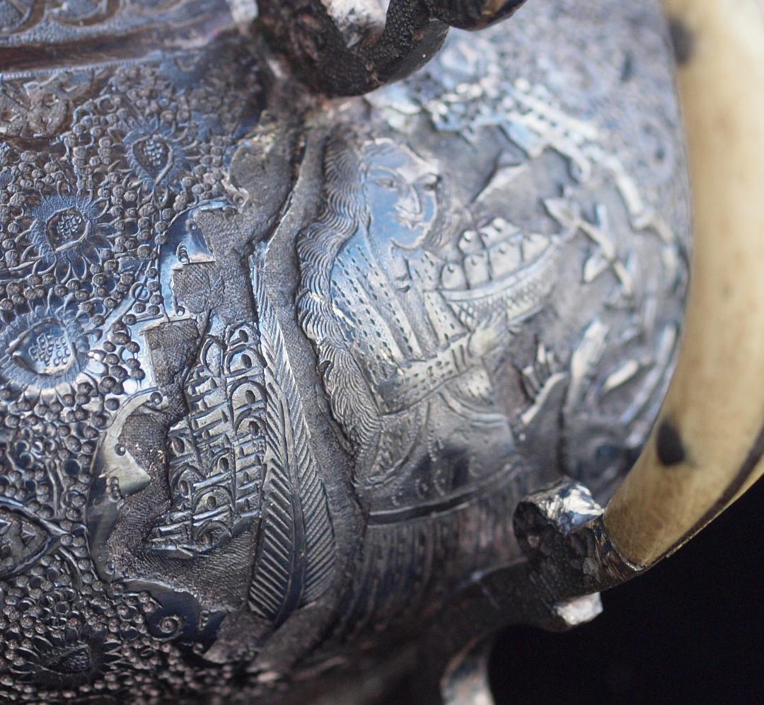 1970年央制作、イラン伝統彫金細工が楽器を奏でる人や花を