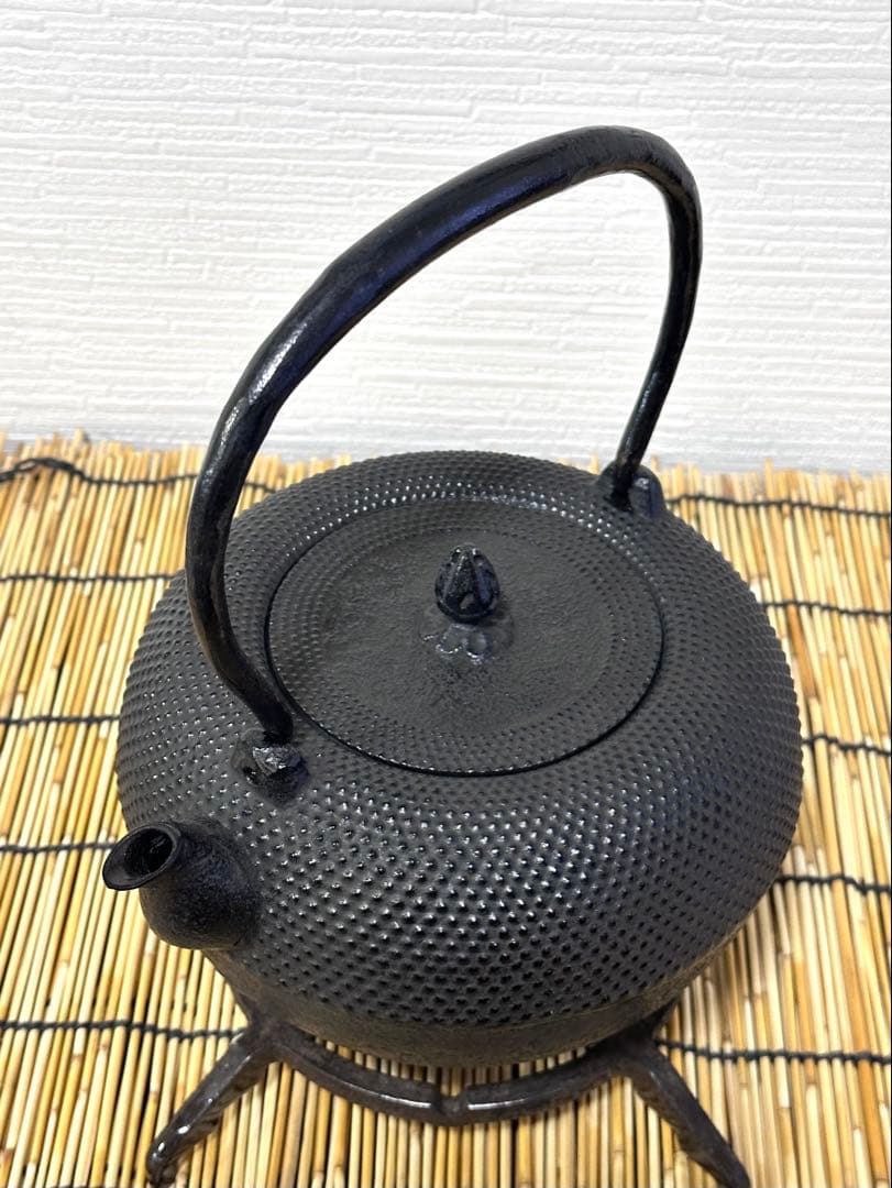 未使用品、供箱等付属品付　南部三厳堂造　１５型アラレ　南部鉄瓶　南部鉄器