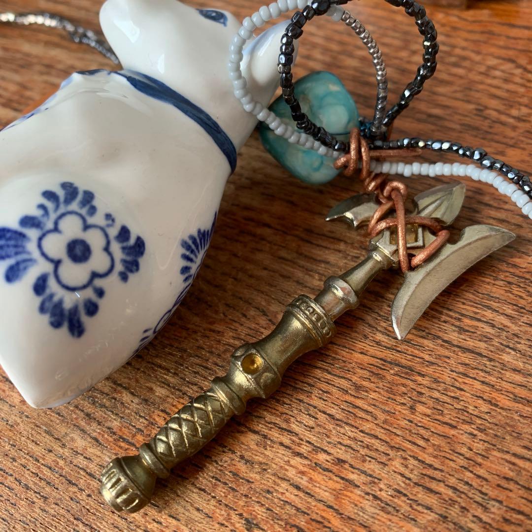 妻の作った 古物のガーランド ミノタウロスのまわりで製作していた男