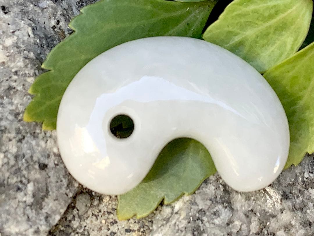 ✳純白氷肌‼️無垢の極上物 糸魚川翡翠勾玉 ‼️ 鑑定鑑別書付