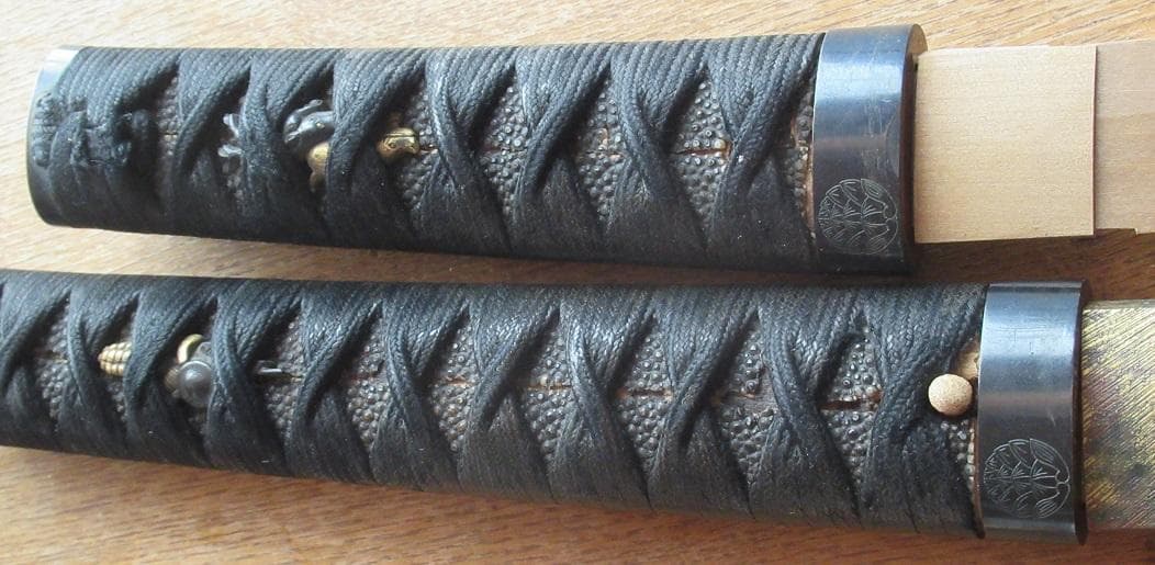 名品 抱茗荷紋図の黒漆菜種塗鞘打刀大小拵 特別保存刀装具鑑定書付