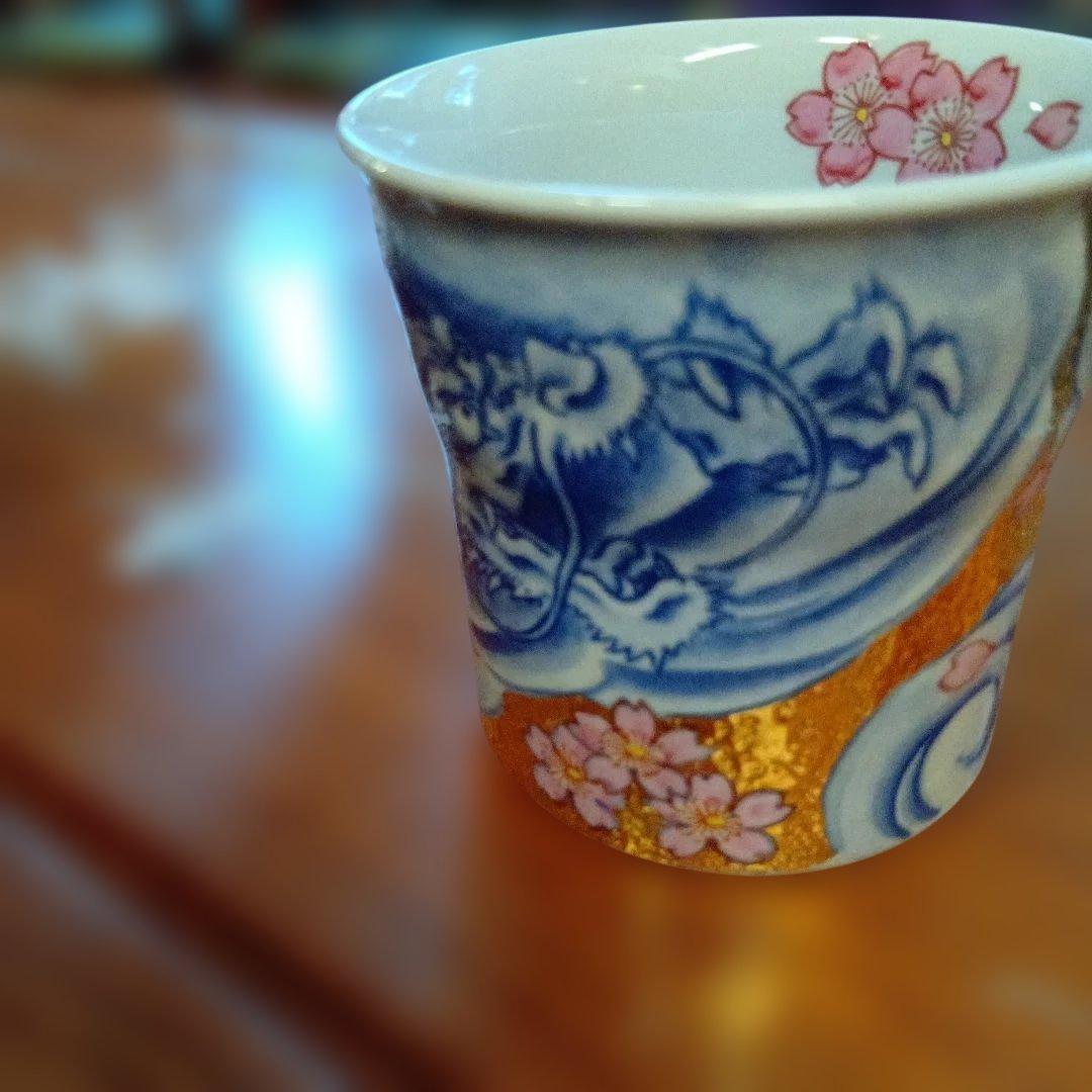 青いドラゴンと桜の花の陶器カップ