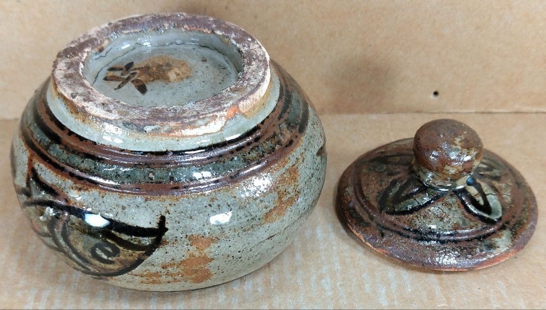 【本物保証】金城次郎 魚紋香合 共箱 栞 人間国宝 壷屋焼 壺屋焼 美品 盒子