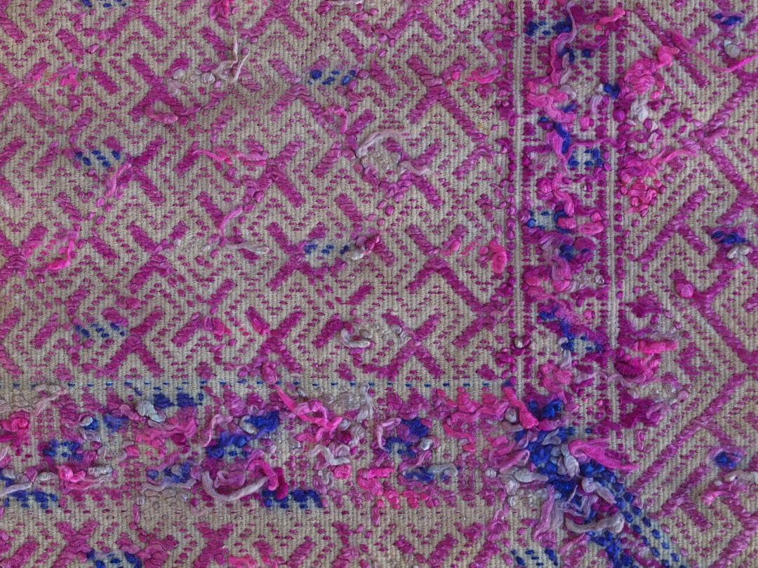 艶のある紫で卍・雷紋などを描く、中国チワン族の2枚繋ぎ刺繍布 1930