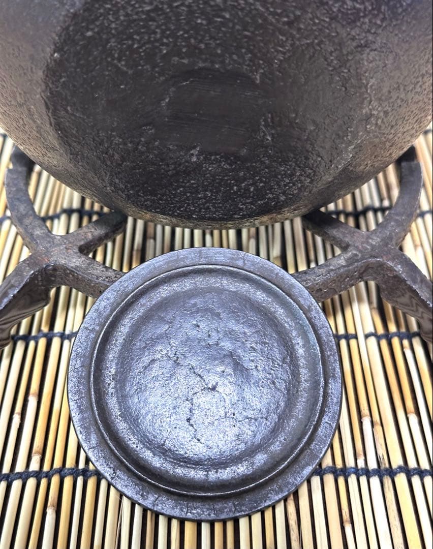 新品、供箱等付属品付　南部藤枝工房　藤枝　昌行作１２型アラレ　南部鉄瓶　南部鉄器