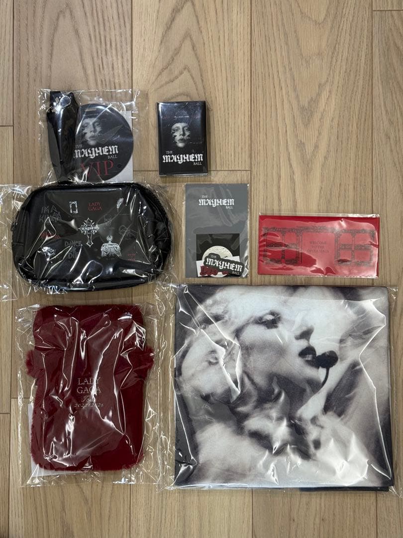 ☆LADY GAGA MAYHEM BALL VIPGOLDグッズ フルセット☆ - メルカリ