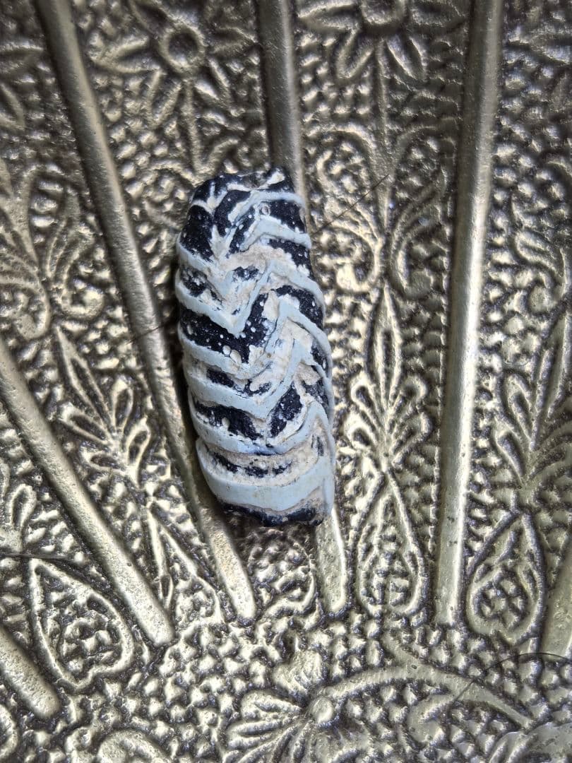 020蜻蛉玉　古いフェザー　黒と白のストライプ模様　！ 020蜻蛉玉 古いフェザー 黒と白のストライプ模様 ！