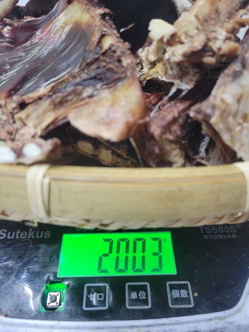 柔らかめの骨】バリバリ食べれる 鹿胸骨ジャーキー ※脂あります - メルカリ