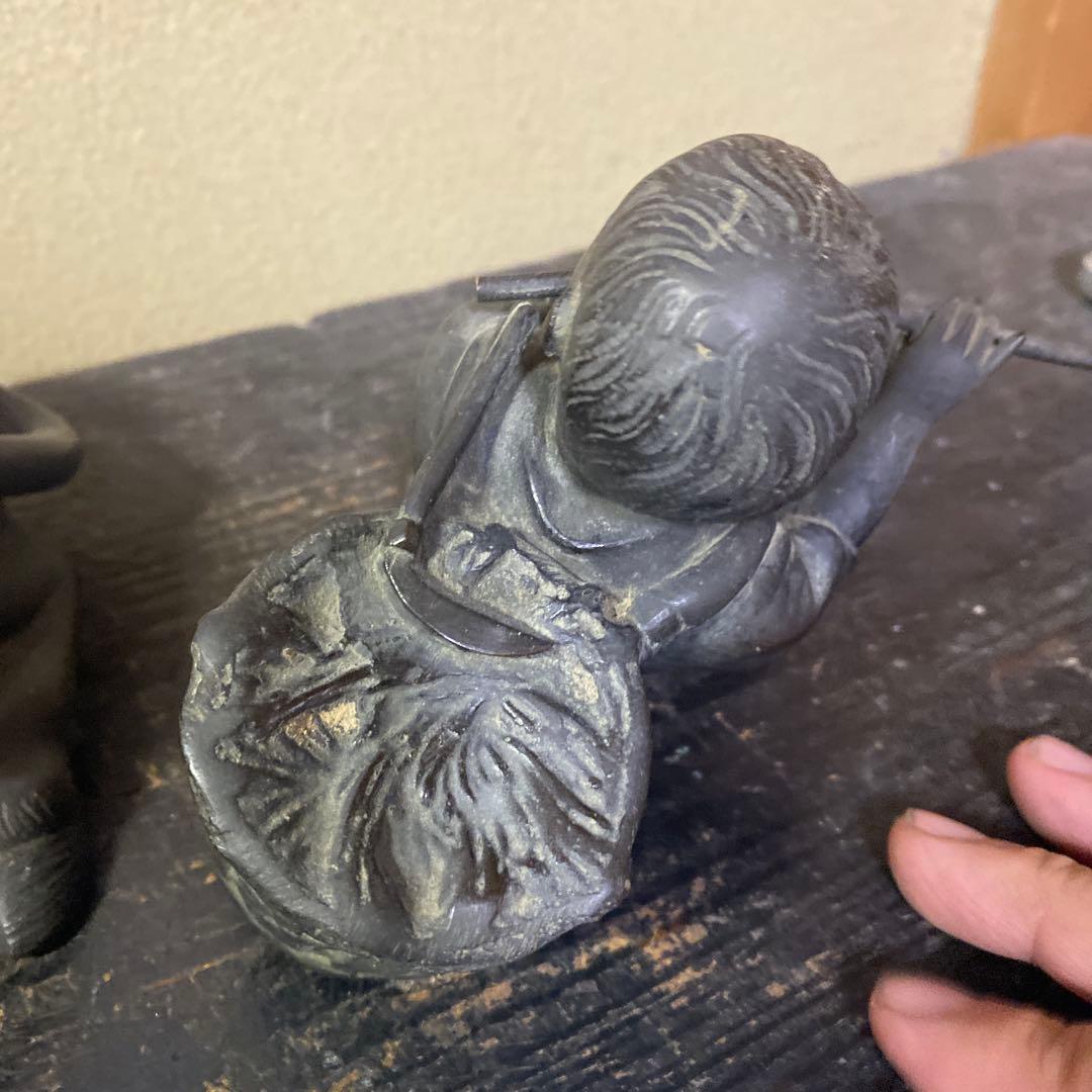 金属製牛と子供の彫刻