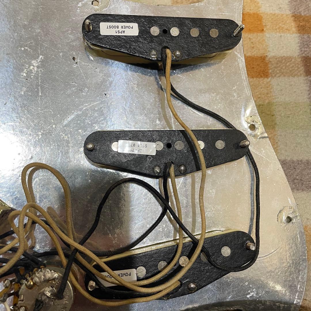 高級ピックアップ搭載　いい音　ストラトキャスタータイプ　弦高調整済み　です