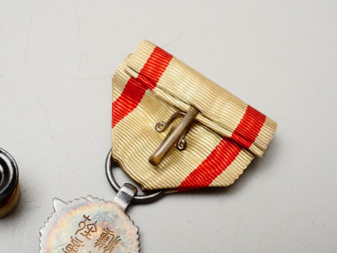 満州国 勲六位景雲章 勲章 徽章 略綬付 共箱付 - メルカリ