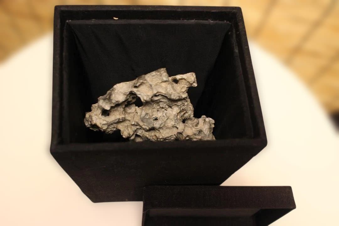 グレーの石彫刻 木製台座付き 太湖石 中国