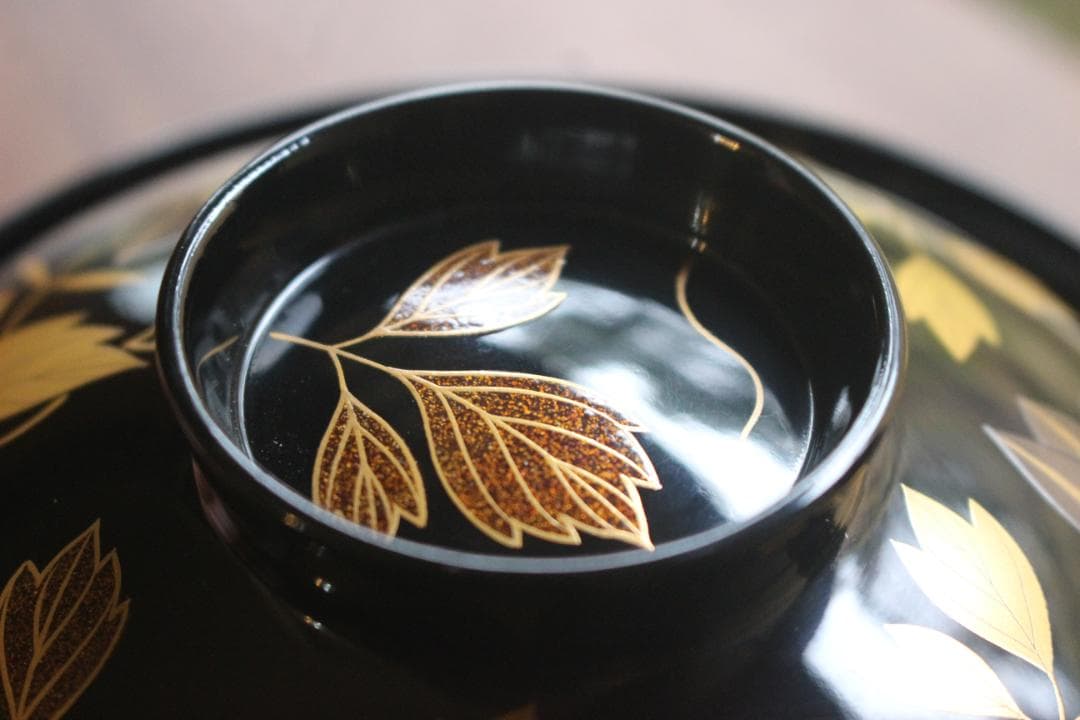 デッドストック！端正な黒漆に極上鉄線蒔絵の映えるお椀2点（検