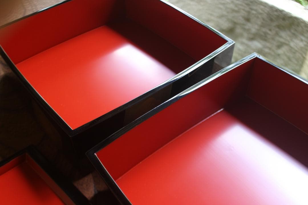 デッドストック！上質内朱黒漆に優美な梅蒔絵の映える二段