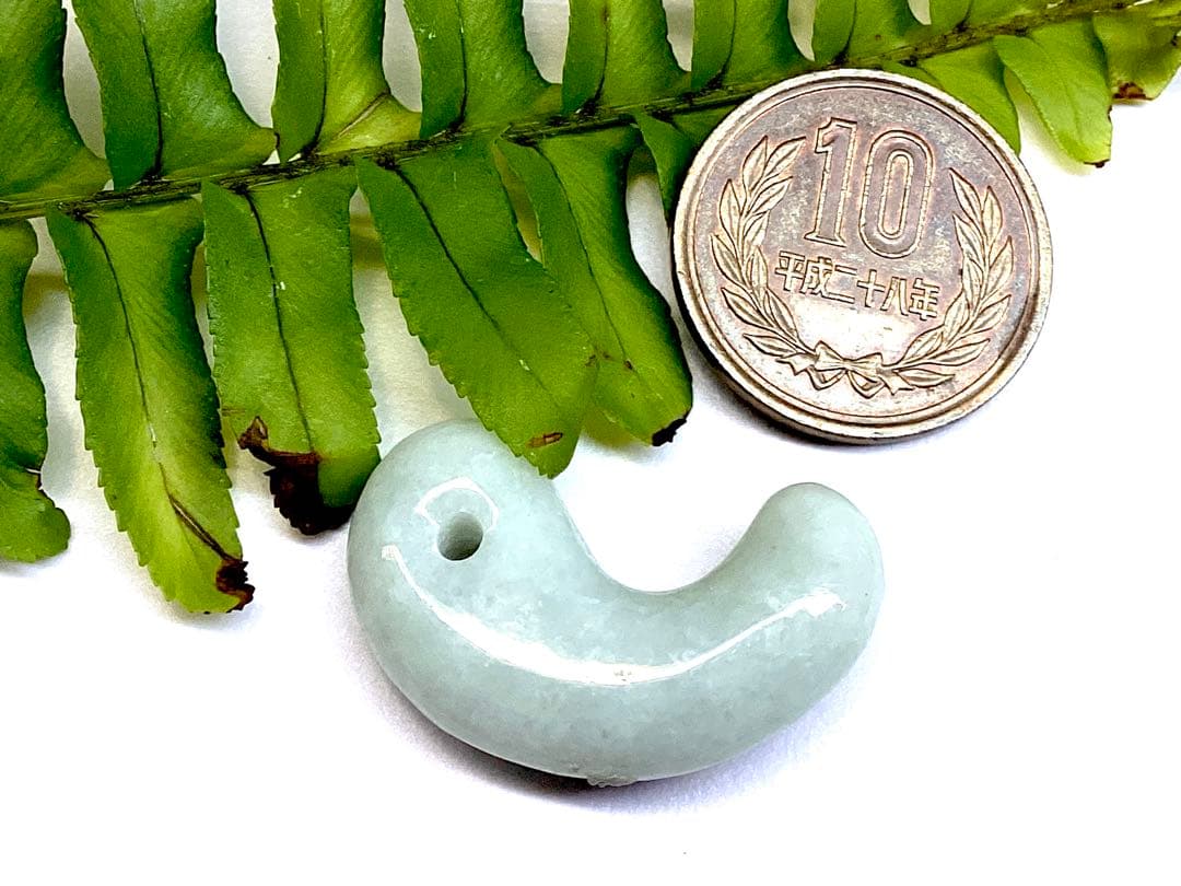 ✳浮かぶ氷紋様‼️ アイスジェイド 吉祥開運*糸魚川翡翠勾玉 お守りに 鑑別