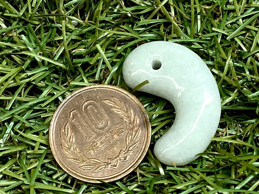 ✳浮かぶ氷紋様‼️ アイスジェイド 吉祥開運*糸魚川翡翠勾玉 お守りに 鑑別