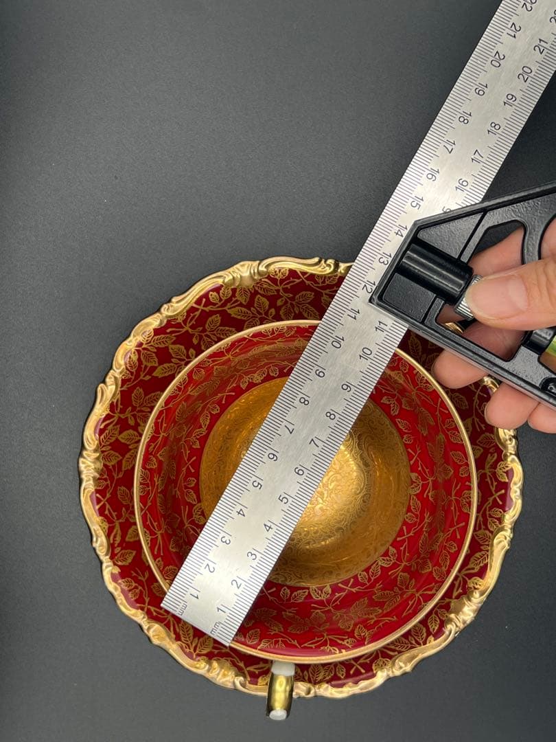 赤と金のティーカップ・ソーサーセット