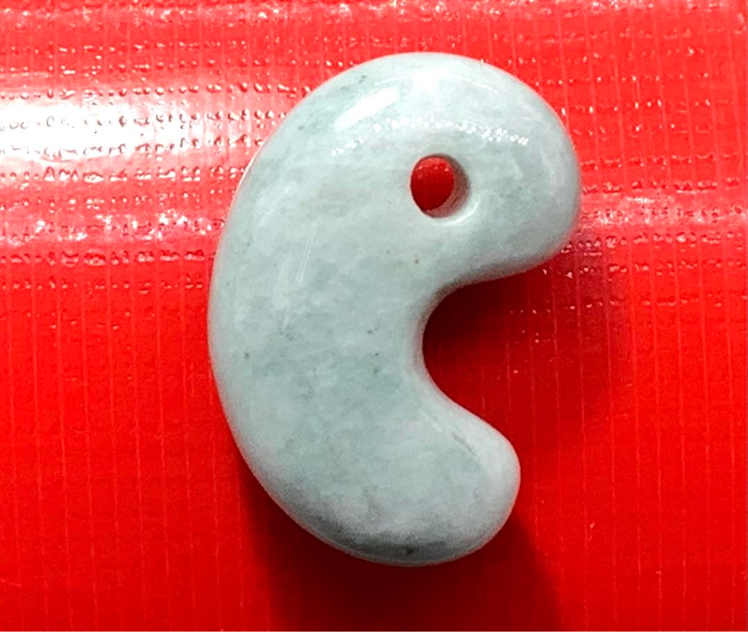 高品質灰青混じり色ヒスイ 糸魚川翡翠ジェダイト 艶照り良好‼️ 外部