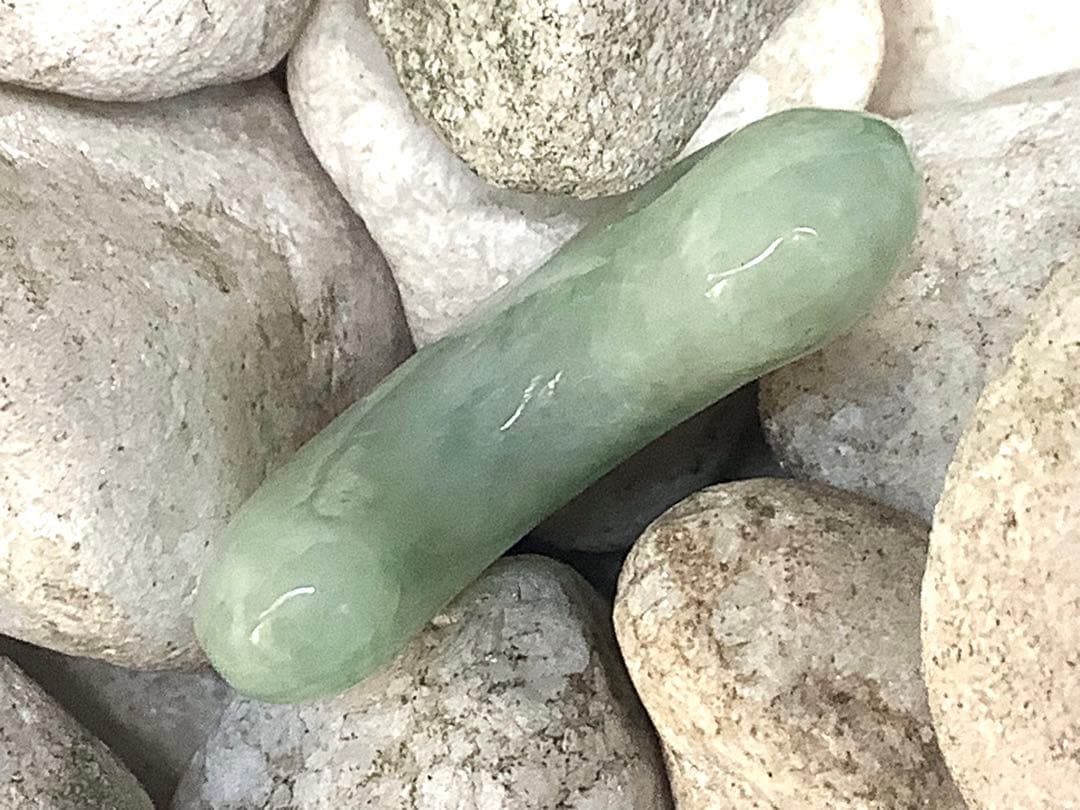 ✳極上高額翡翠勾玉‼️ 糸魚川翡翠ジェダイト 本物の守護石お守り 鑑別書付