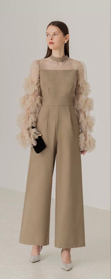 ラスト‼️値下げ　Leja 大人気　フリル袖付き　ベージュ パンツドレス　M