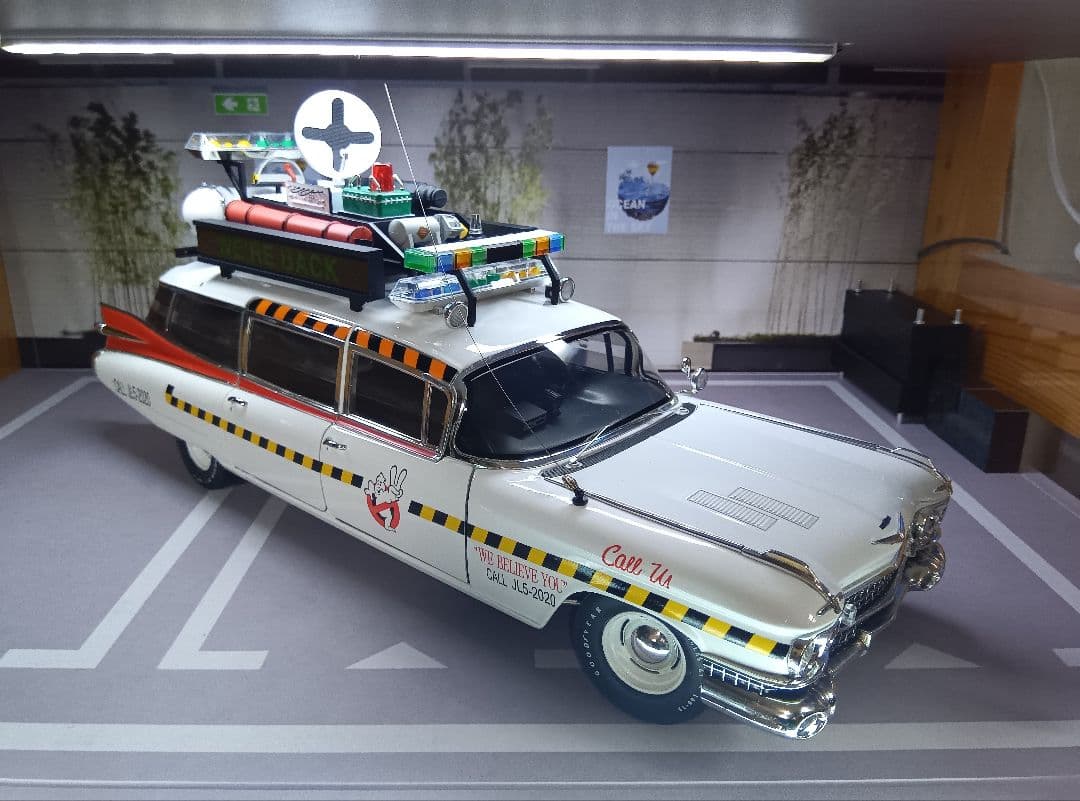 PYOMARO　Hot Wheels 1/18 Ecto-1A