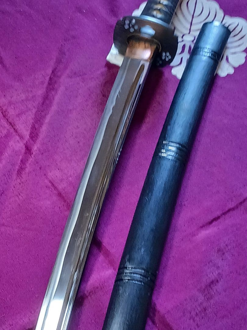 れお、模造刀真剣拵え 鞘.黒呂離れ千段、本朴木鮫牛革巻き、鉄鍔.鉄縁頭