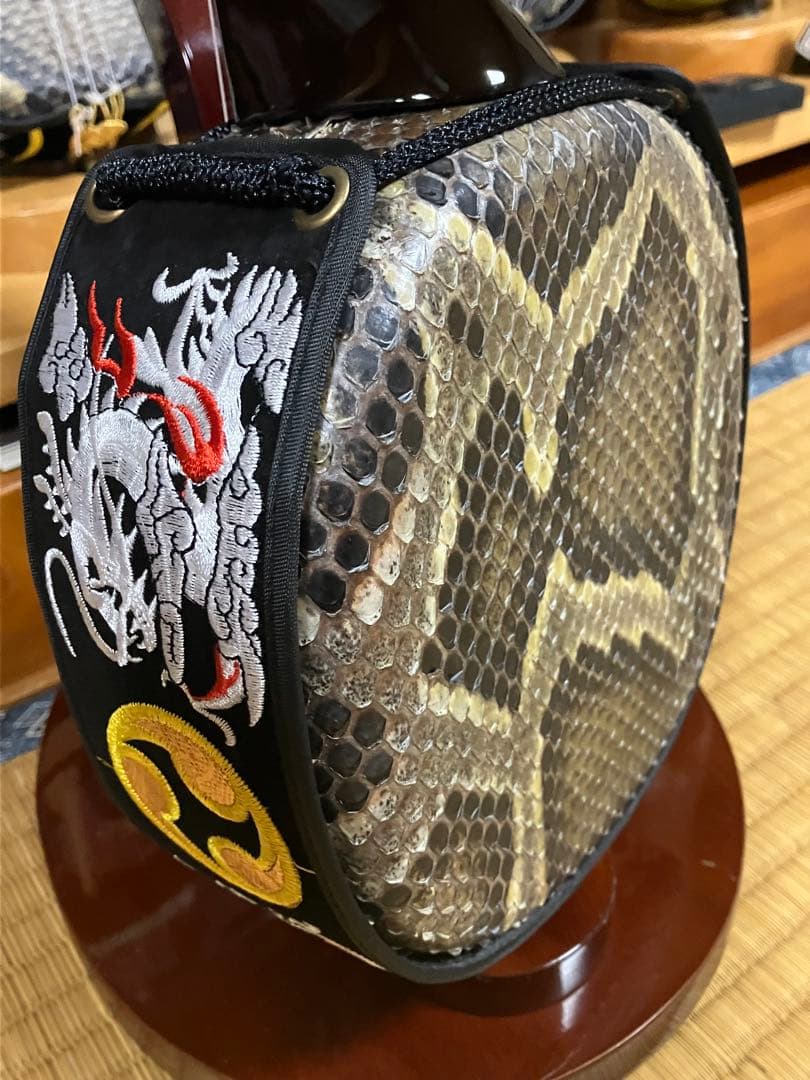 沖縄三線ワンランク上(上質黒檀)真壁型本皮一枚張りスンチ塗り期間限定