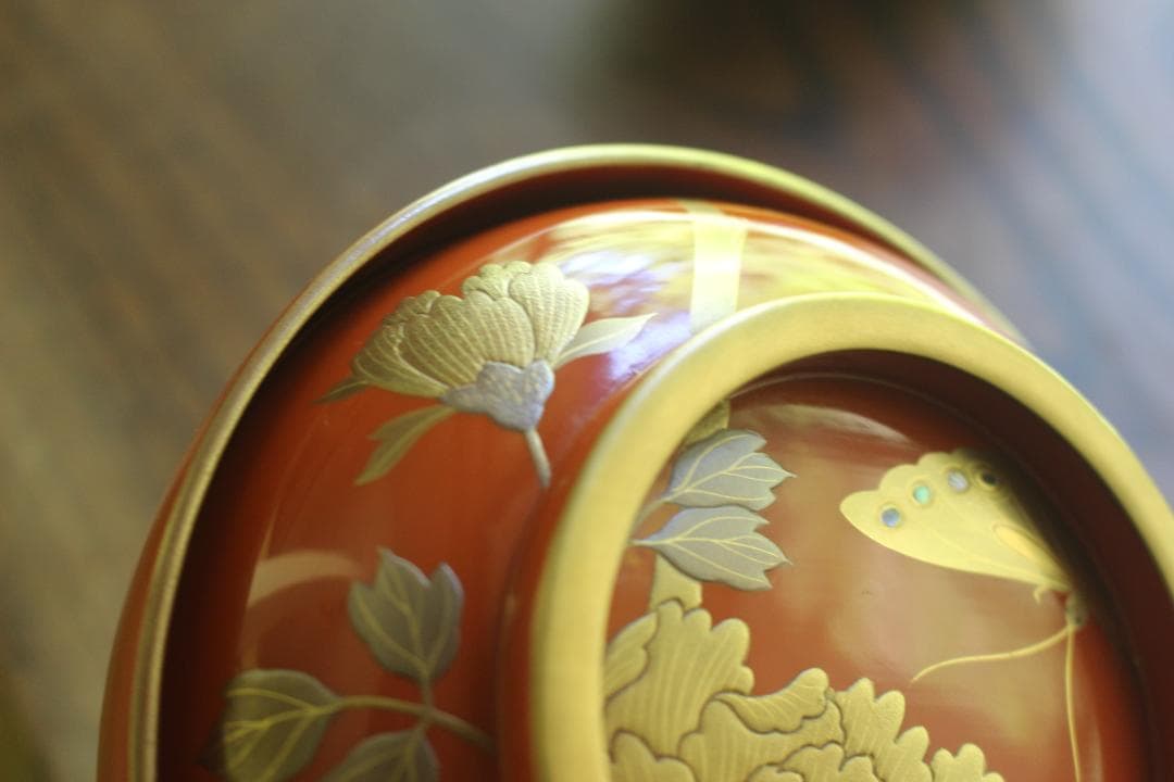 時代逸品！時代金縁朱漆に極上牡丹蝶螺鈿蒔絵の映えるお椀2点（