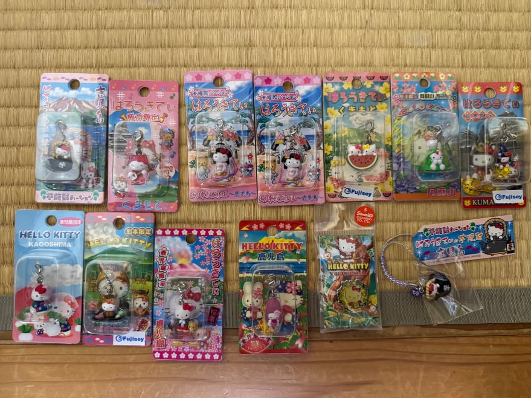 ハローキティ ご当地ストラップセット 根付 200個ぐらい 地域限定 その他