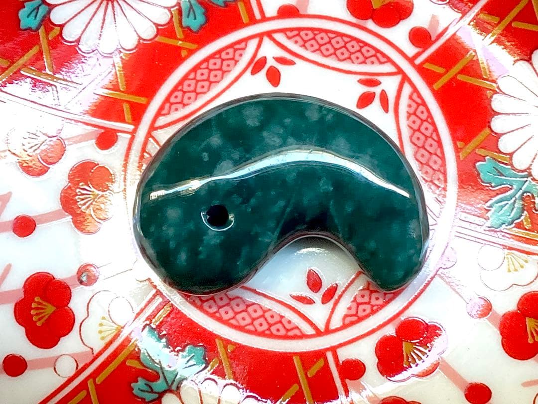 ✳premiumシリーズ 珍‼️希少吉兆雪輪文様 糸魚川青翡翠入りコン沢