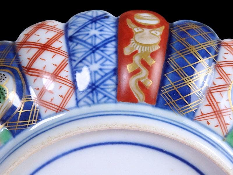 大聖寺伊万里 金襴手 紋章に菊花皿 5寸皿 CYxの通販はau PAY