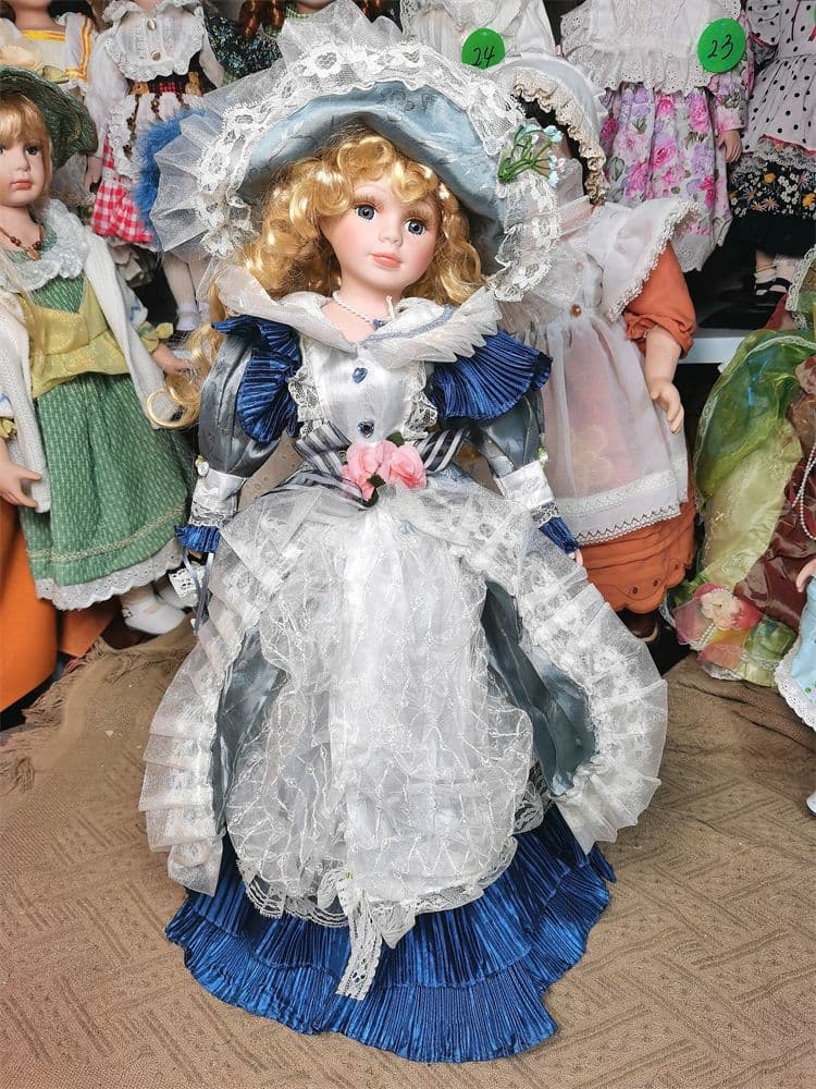 陶器の人形 西洋人形 姫のような人形 ビクトリア 工芸品 置物