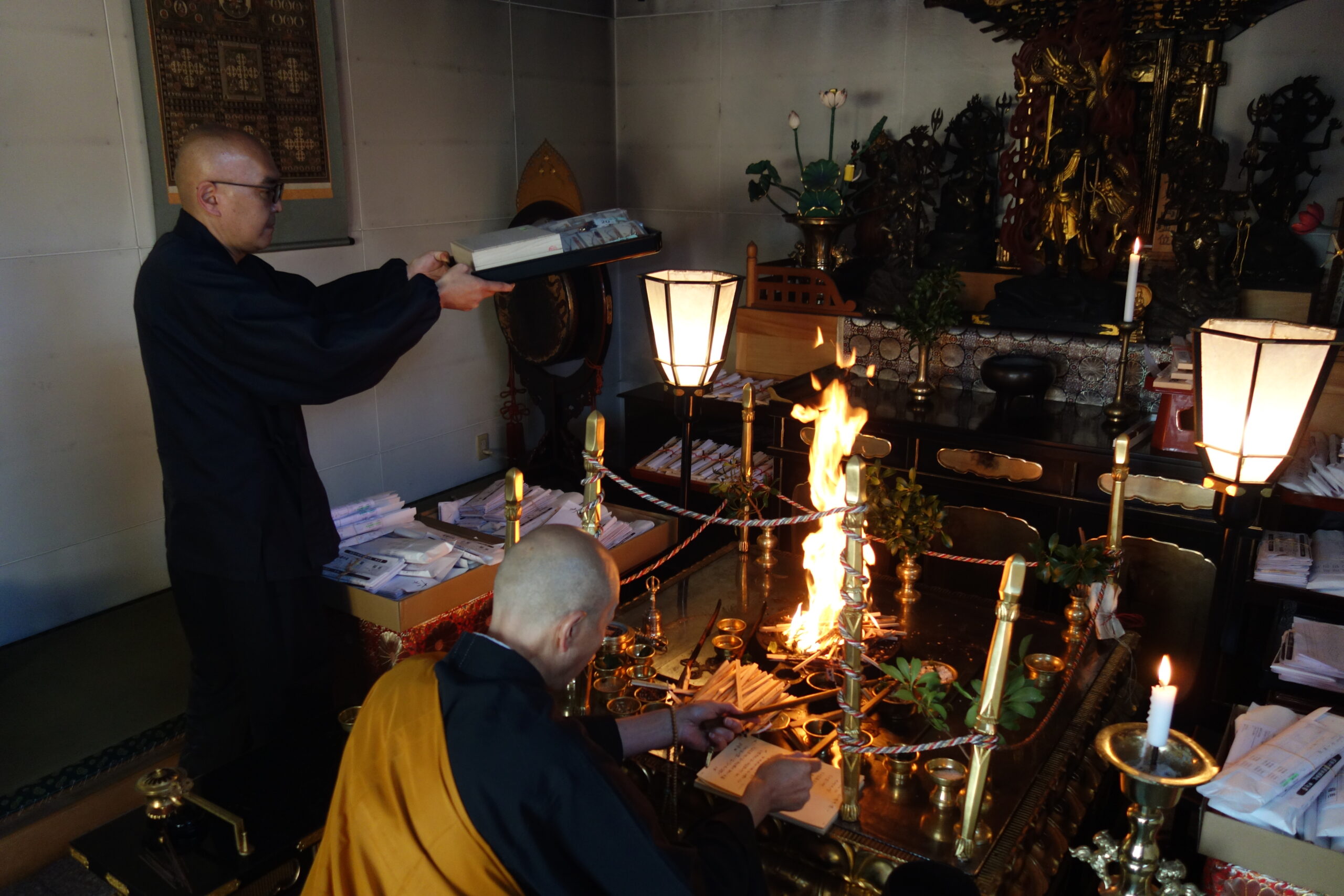 来年のお守りを護摩で祈願しました - 萬徳院 釈迦寺